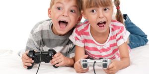Niños jugando a videojuego